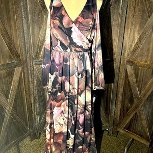 NWT SLNY sz 6 formal dress, open shoulder, shear sleeves. Beautiful floral print